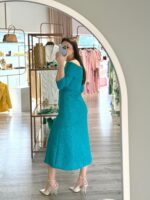 VESTIDO MIDI AZUL TURQUESA TEXTURADO CAI-CAI PONTO CHIC - Image 3