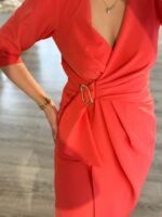 VESTIDO COMPRIDO CORAL COM DRAPEADO E FIVELA PONTO CHIC - Image 2