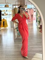 VESTIDO COMPRIDO CORAL COM DRAPEADO E FIVELA PONTO CHIC