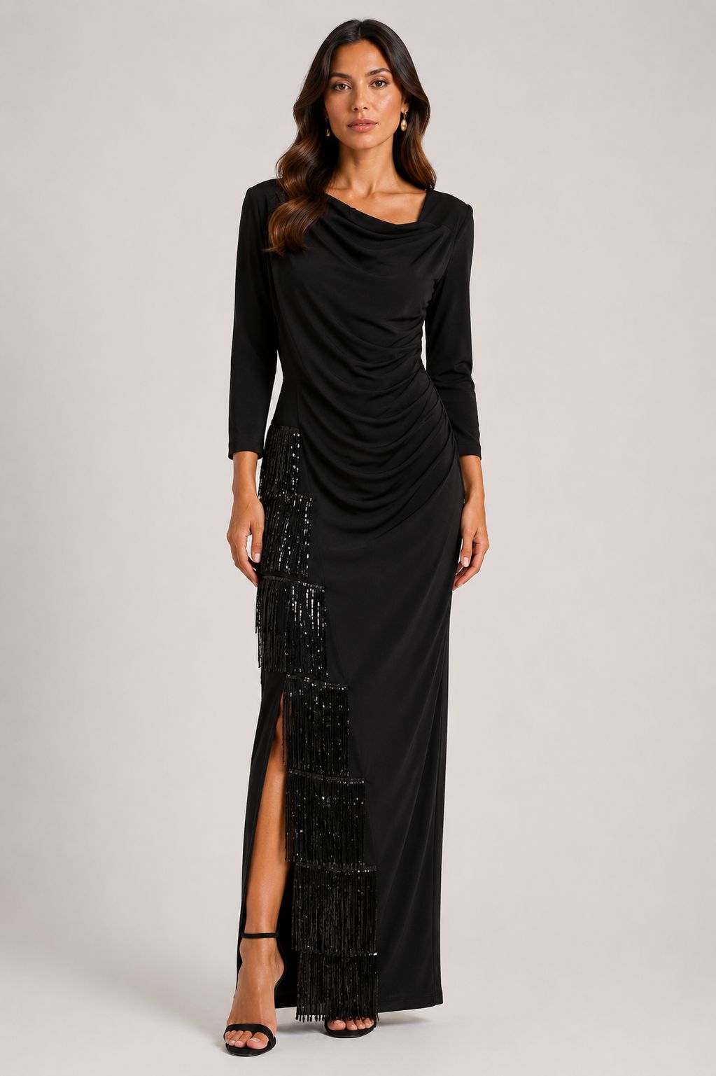 WhatsApp Image 2026-05-28 at 17.50.31 (1) VESTIDO PRETO DRAPEADO COM FRANJAS EM LANTEJOULA PONTO CHIC - Image 1