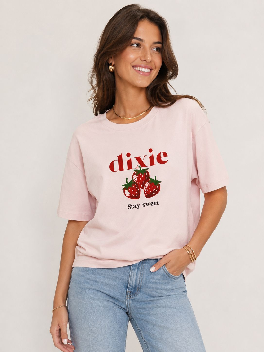 WhatsApp Image 2026-06-01 at 17.46.42 T-SHIRT ROSA COM MORANGOS STAY SWEET DIXIE - Image 1