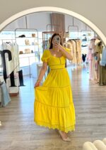 VESTIDO LONGO AMARELO COM MANGAS BALÃO E DETALHES EM RENDA PONTO CHIC