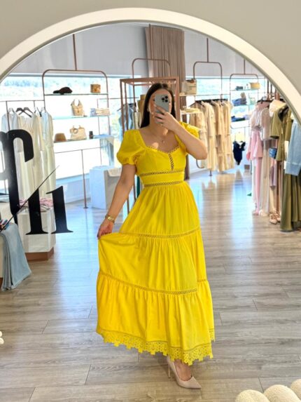 VESTIDO LONGO AMARELO COM MANGAS BALÃO E DETALHES EM RENDA PONTO CHIC