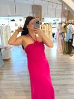 VESTIDO COMPRIDO FUCSIA COM FLOR APLICADA PONTO CHIC - Image 2