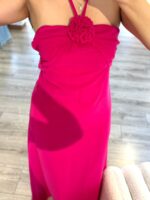 VESTIDO COMPRIDO FUCSIA COM FLOR APLICADA PONTO CHIC - Image 3