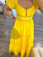 VESTIDO LONGO AMARELO COM MANGAS BALÃO E DETALHES EM RENDA PONTO CHIC - Image 4
