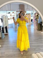 VESTIDO LONGO AMARELO COM MANGAS BALÃO E DETALHES EM RENDA PONTO CHIC - Image 3