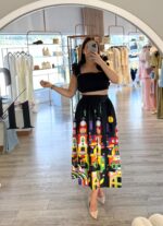 CONJUNTO PRETO COM ESTAMPADO GRÁFICO E MANGAS VOLUMOSAS PONTO CHIC