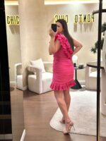 VESTIDO CURTO ROSA COM FOLHOS E EFEITO REPUXADO PONTO CHIC - Image 3