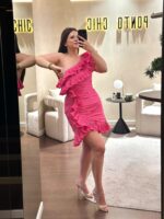 VESTIDO CURTO ROSA COM FOLHOS E EFEITO REPUXADO PONTO CHIC - Image 2