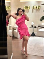 VESTIDO CURTO ROSA COM FOLHOS E EFEITO REPUXADO PONTO CHIC
