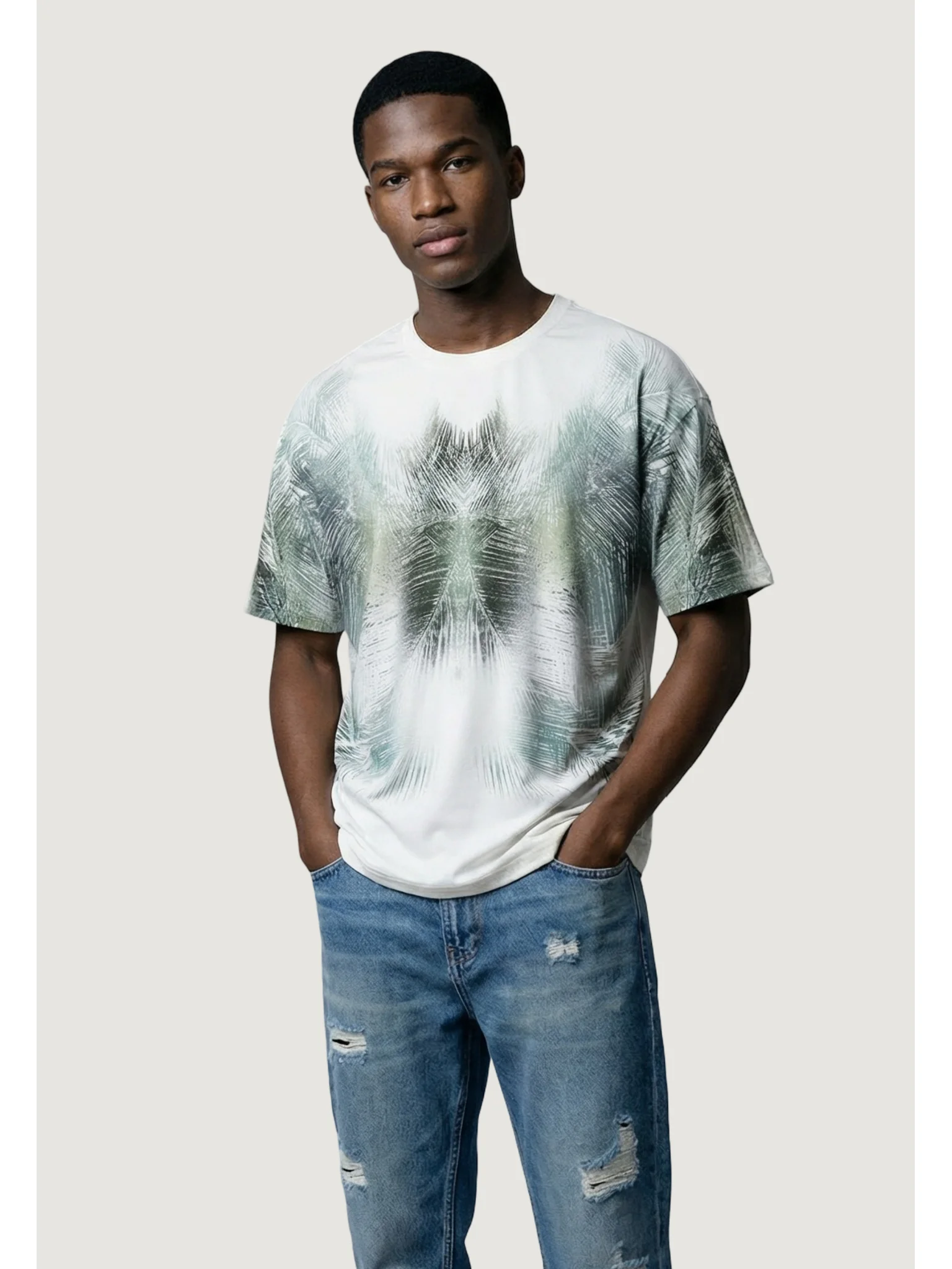 antony-morato-t-shirt-regular-fit-with-water-print-and-rubber-injection-logo-print-on-back-bianco-regular-fit-9998762358579 T-SHIRT BRANCA ESTAMPADO FOLHAGEM VERDE ANTONY MORATO - Image 1