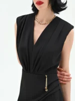 VESTIDO PRETO COM DECOTE PROFUNDO E DETALHE DOURADO RINASCIMENTO - Image 6