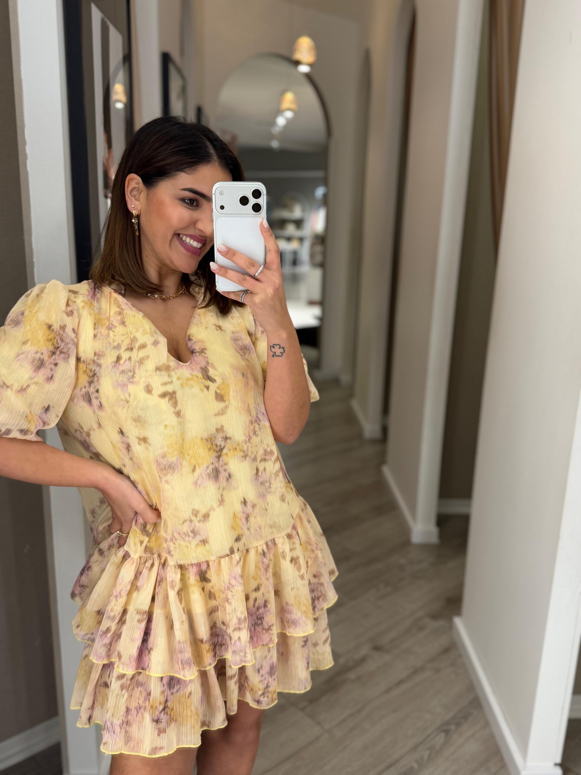 16afe4b8-d5d2-407e-abba-3301dafa5ebd VESTIDO AMARELO FLORAL COM FOLHOS PONTO CHIC - Image 1