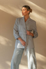 BLAZER AZUL COM CINTO FERRACHE