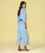 BLUSA AZUL FLUIDA COM BORDADO INGLÊS RUGA - Image 4