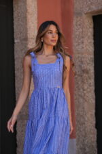 VESTIDO COMPRIDO AZUL ÀS RISCAS COM FOLHOS SAHOCO - Image 2