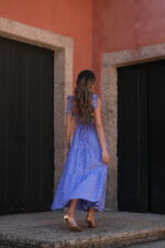 VESTIDO COMPRIDO AZUL ÀS RISCAS COM FOLHOS SAHOCO - Image 4