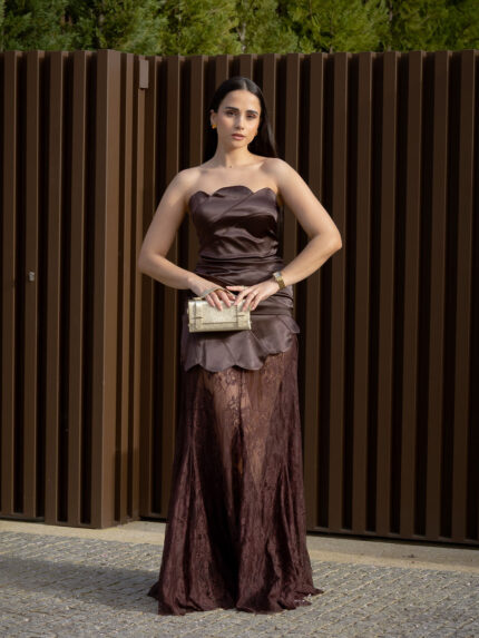 VESTIDO CASTANHO COM RENDA E CORPETE ESTRUTURADO PONTO CHIC