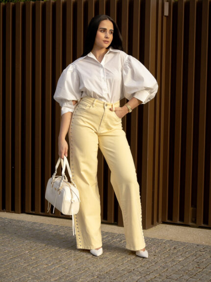 CALÇA AMARELO CLARO COM APLICAÇÕES METÁLICAS PONTO CHIC