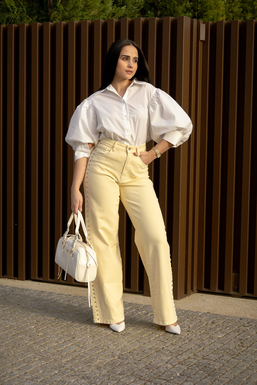 IMG_5155 CALÇA AMARELO CLARO COM APLICAÇÕES METÁLICAS PONTO CHIC - Image 1