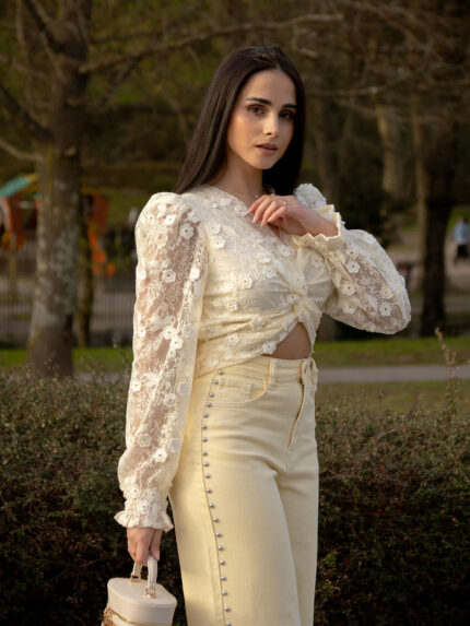 TOP BEGE EM RENDA COM ENTRELACE PONTO CHIC