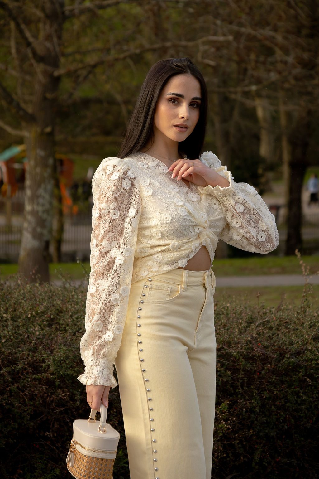 IMG_5196 TOP BEGE EM RENDA COM ENTRELACE PONTO CHIC - Image 1
