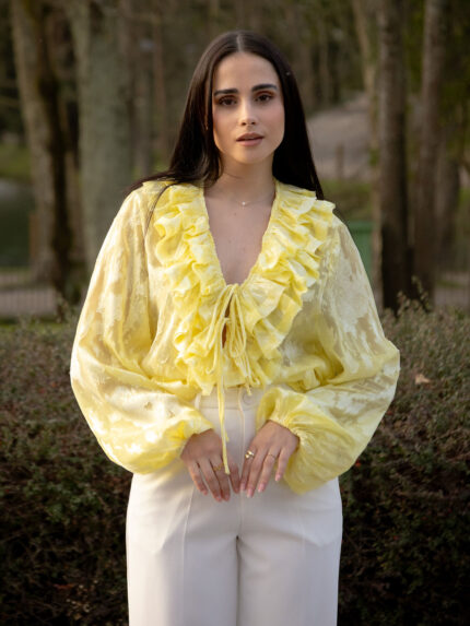 BLUSA AMARELA COM FOLHOS E MANGA FLUIDA PONTO CHIC
