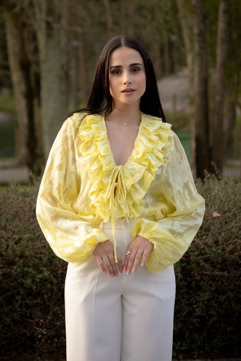 IMG_5221 BLUSA AMARELA COM FOLHOS E MANGA FLUIDA PONTO CHIC - Image 1
