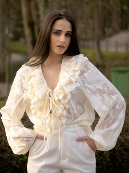 BLUSA BEGE COM FOLHOS E MANGA FLUIDA PONTO CHIC