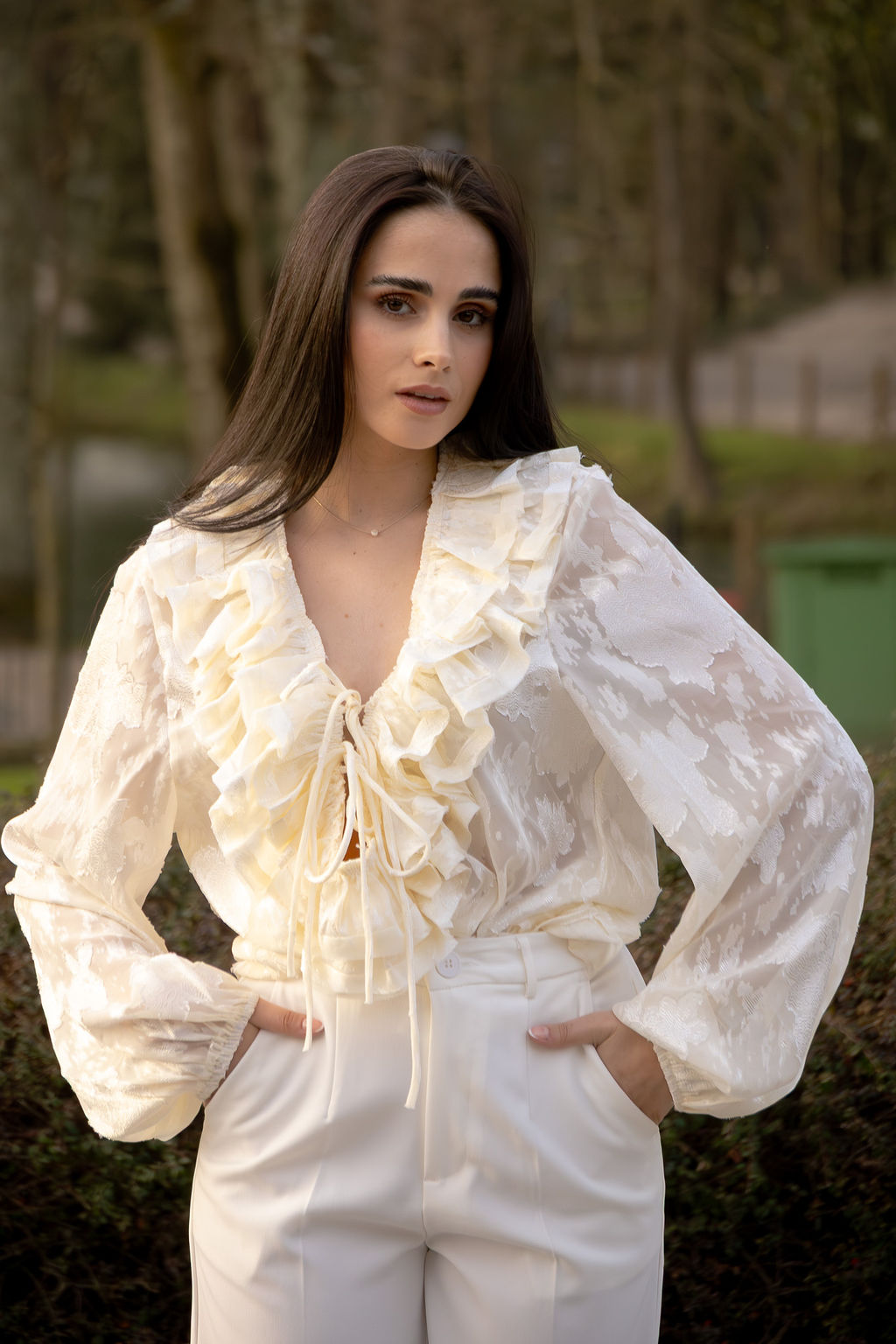 IMG_5252 BLUSA BEGE COM FOLHOS E MANGA FLUIDA PONTO CHIC - Image 1