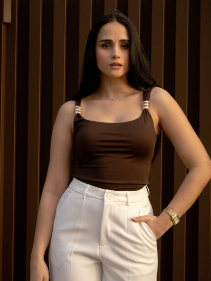 TOP CASTANHO COM DETALHE DOURADO PONTO CHIC