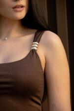 TOP CASTANHO COM DETALHE DOURADO PONTO CHIC - Image 4