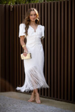 VESTIDO BRANCO COM FRANJAS E FIVELA DOURADA PONTO CHIC - Image 2