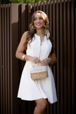 VESTIDO BEGE COM PREGAS E FECHO DOURADO RINASCIMENTO - Image 3