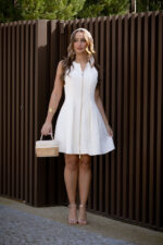 VESTIDO BEGE COM PREGAS E FECHO DOURADO RINASCIMENTO - Image 2