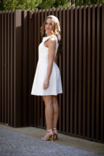 VESTIDO BEGE COM PREGAS E FECHO DOURADO RINASCIMENTO - Image 4