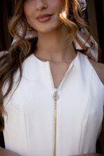 VESTIDO BEGE COM PREGAS E FECHO DOURADO RINASCIMENTO - Image 5