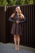 VESTIDO CASTANHO COM PREGAS E FECHO DOURADO RINASCIMENTO - Image 2