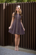 VESTIDO CASTANHO COM PREGAS E FECHO DOURADO RINASCIMENTO