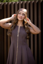 VESTIDO CASTANHO COM PREGAS E FECHO DOURADO RINASCIMENTO - Image 3