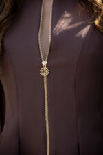 VESTIDO CASTANHO COM PREGAS E FECHO DOURADO RINASCIMENTO - Image 5