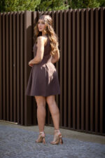 VESTIDO CASTANHO COM PREGAS E FECHO DOURADO RINASCIMENTO - Image 4