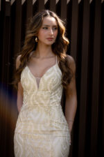 VESTIDO DOURADO COMPRIDO COM BRILHANTES PONTO CHIC - Image 2