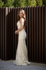 VESTIDO DOURADO COMPRIDO COM BRILHANTES PONTO CHIC - Image 4