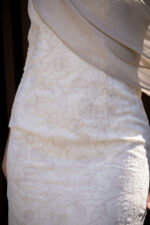 VESTIDO CRU TEXTURADO COM LENÇO ASSIMÉTRICO PONTO CHIC - Image 7