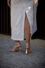 VESTIDO CRU TEXTURADO COM LENÇO ASSIMÉTRICO PONTO CHIC - Image 8
