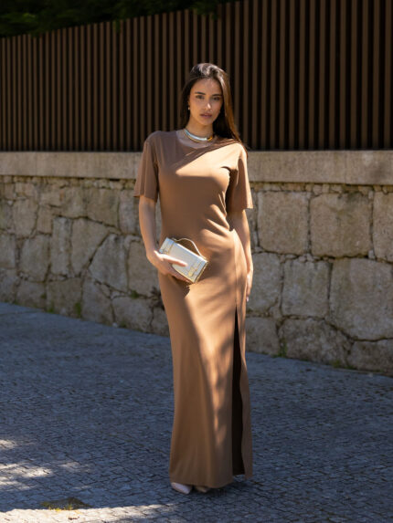 VESTIDO CAMEL COMPRIDO COM RACHA SAHOCO