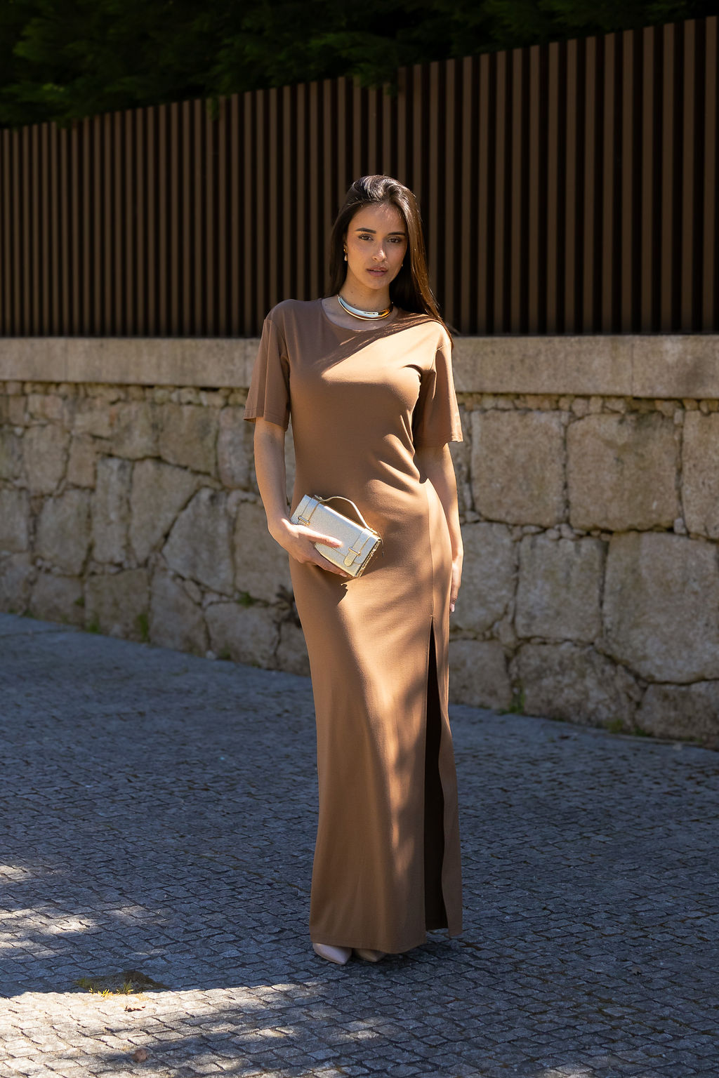 IMG_7031 VESTIDO CAMEL COMPRIDO COM RACHA SAHOCO - Image 1