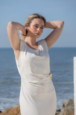 VESTIDO LONGO CRU COM DETALHE DOURADO NA CINTURA RINASCIMENTO - Image 3